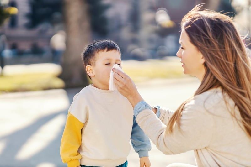 mujer suena mocos a niño