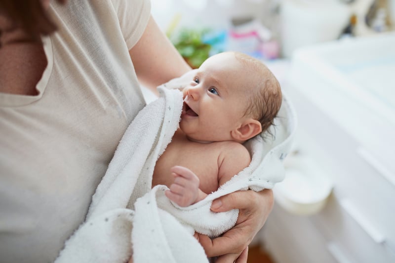 niño recien bañado mira a su madre