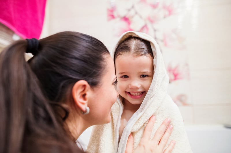 niña sonriente baño