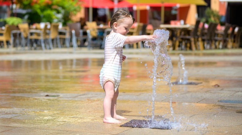 niña verano chorro agua-1-1