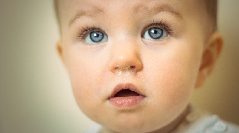 Niña con ojos azules grandes mirando en primer plano