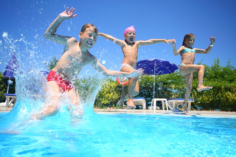 niños jugando en una piscina