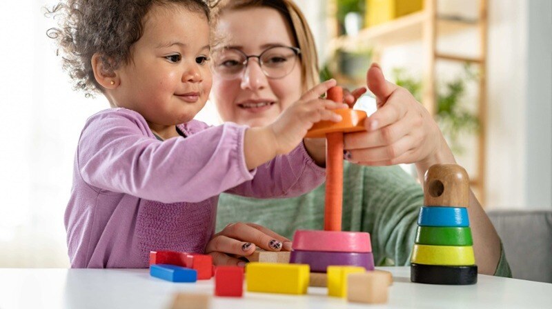 Mama y niña jugando de forma segura